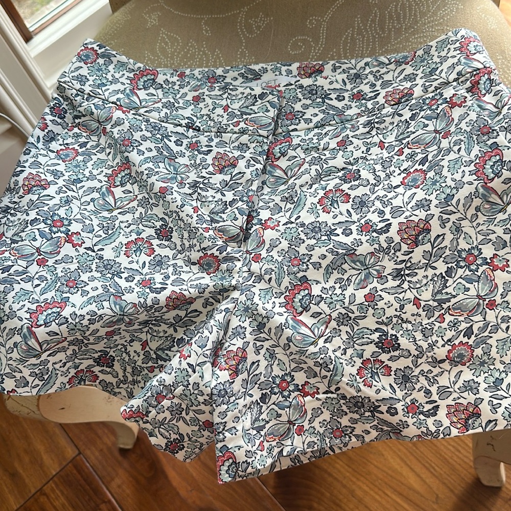 LOFT Women's Cotton Blend Shorts  Size 6  White Floral Print  NWOT butterflies!